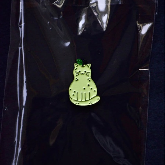 Pack of 5 Brand New Packaged Cat and Chick on a Skateboard Pins - Picture 2 of 5